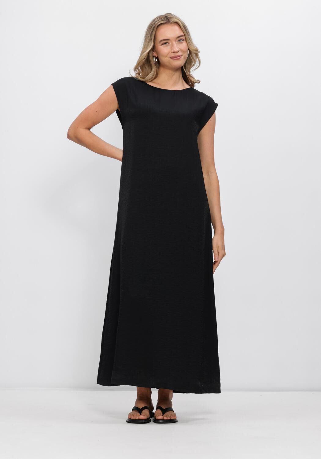Black Cecil fluid cap-sleeve maxi dress by Pink Baby, featuring a flowing fabric and elegant design.