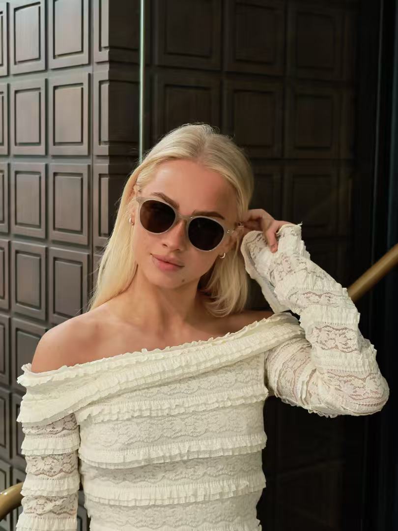 Pink Baby The Avent beige sunglasses with rounded frames and tinted lenses, stylish and protective eyewear for children.